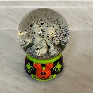 Mickey and Minnie Mummy snow globe